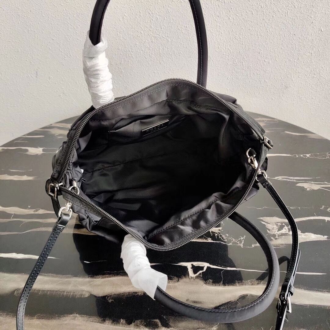 Prada Re-Edition nylon Tote bag 1BG321 black