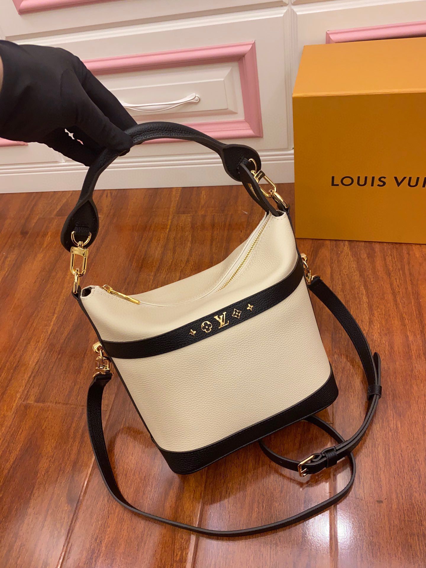 Louis Vuitton Original Leather Bag M57934 White